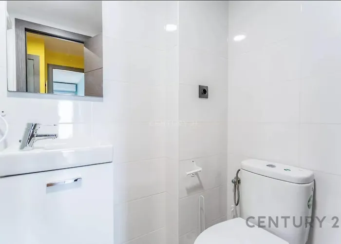 Charming Coastal Retreat דירה