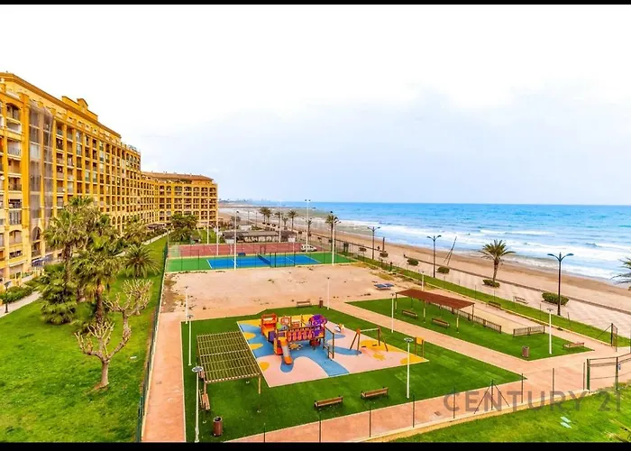 Charming Coastal Retreat דירה